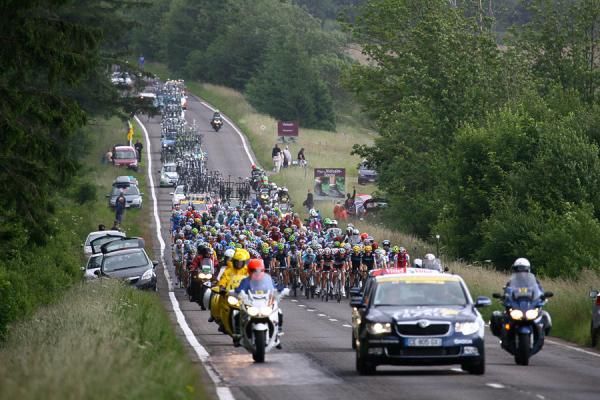 The peloton en route to Seraing