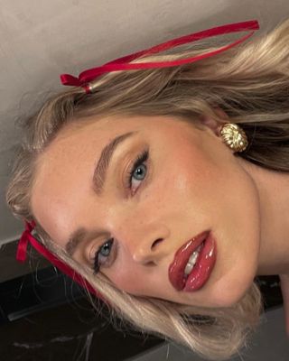 @hoskelsa with glossy red lips