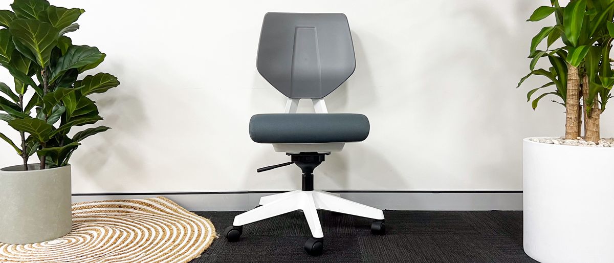 Desky Swivel 3D Tilt office chair against a white wall