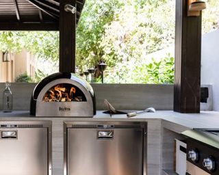DeliVita-pizza-oven-in-an-outdoor-kitchen