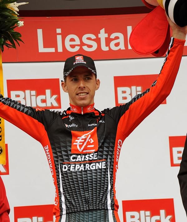 Stage winner Rui Da Costa (Caisse d'Epargne) salutes the crowd from the podium.