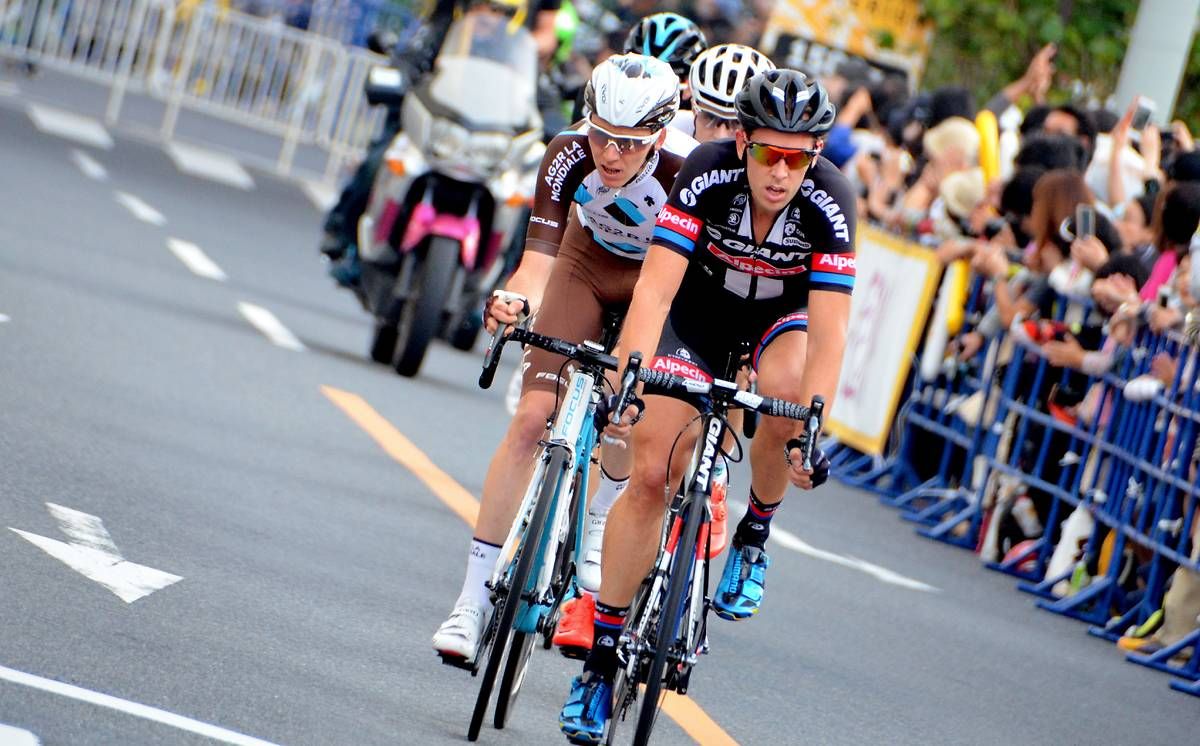 Romain Bardet (Ag2r-La Mondiale) joins a late attack