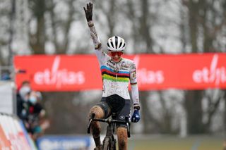 NAMUR BELGIUM DECEMBER 19 Lucinda Brand of The Netherland and Team Baloise Trek Lions celebrates winning during the 13th Namur UCI CycloCross Worldcup 2021 Womens Elite UCIWT on December 19 2021 in Namur Belgium Photo by Luc ClaessenGetty Images