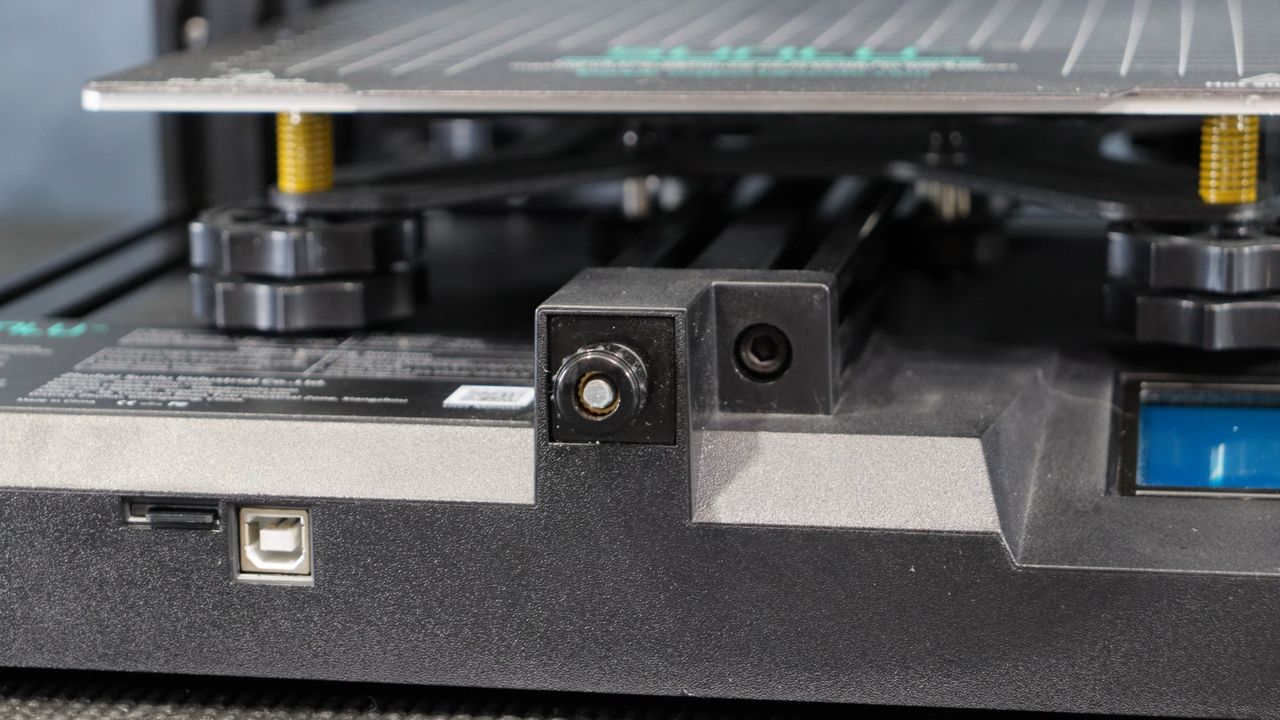 Sunlu Terminator 3 (T3)_ Close up of side of 3D printer bed 2