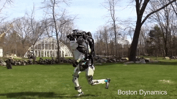 El robot humanoide Atlas está en movimiento.