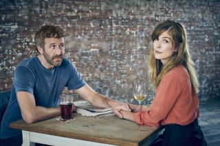 Chris O'Dowd (l.) and Rosamund Pike in 'State of the Union'