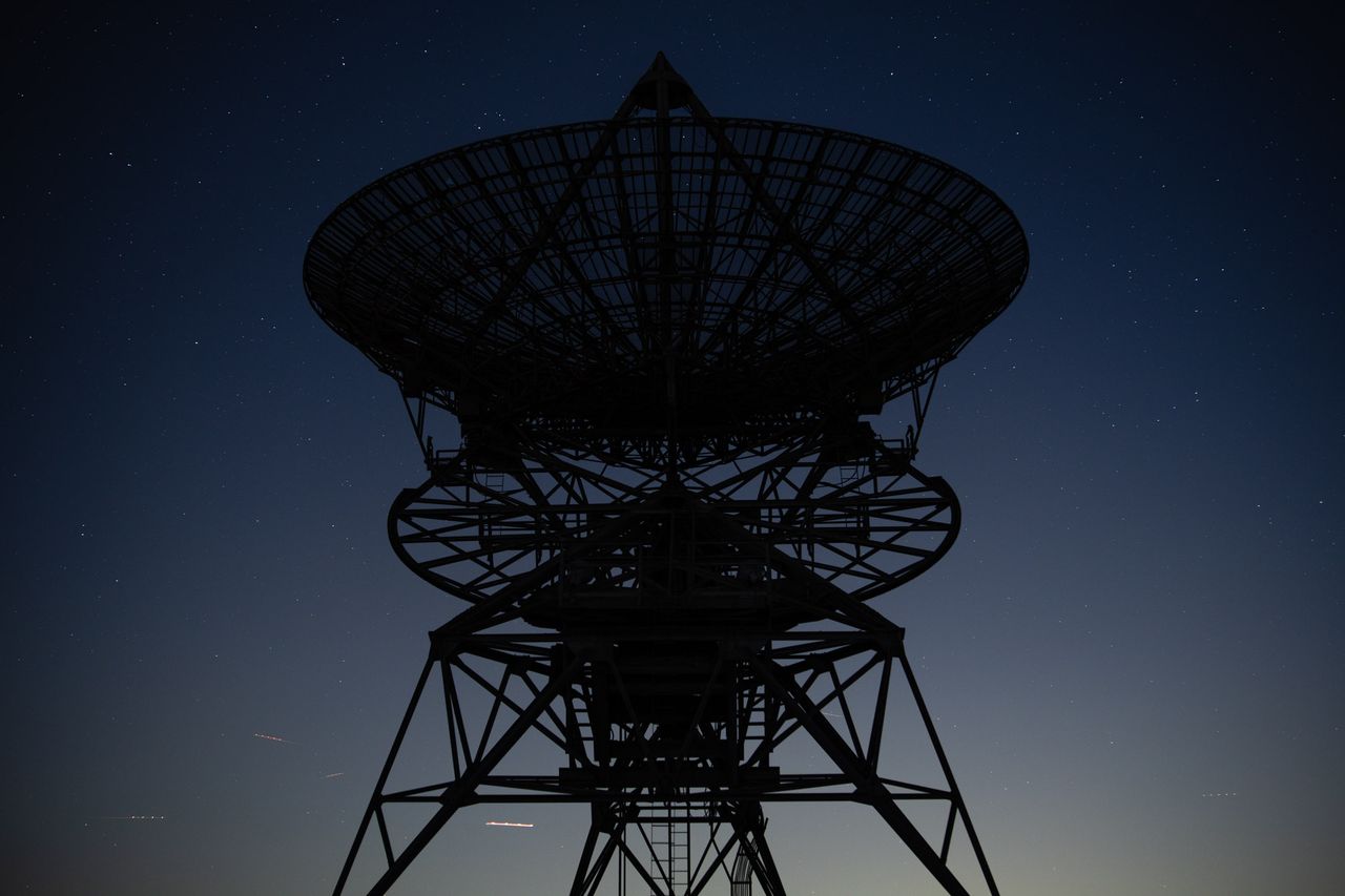 Photo of a radio telescope with the night sky behind taken with a Viltrox AF 50mm f/1.4 Pro FE