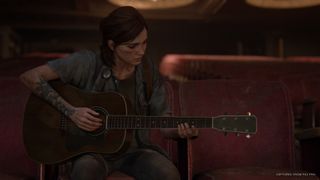 Ellie sitter i en mörk sal och spelar gitarr i The Last of Us 2.