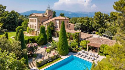 Exterior and swimming pool in JFK’ vacation home in the South of France