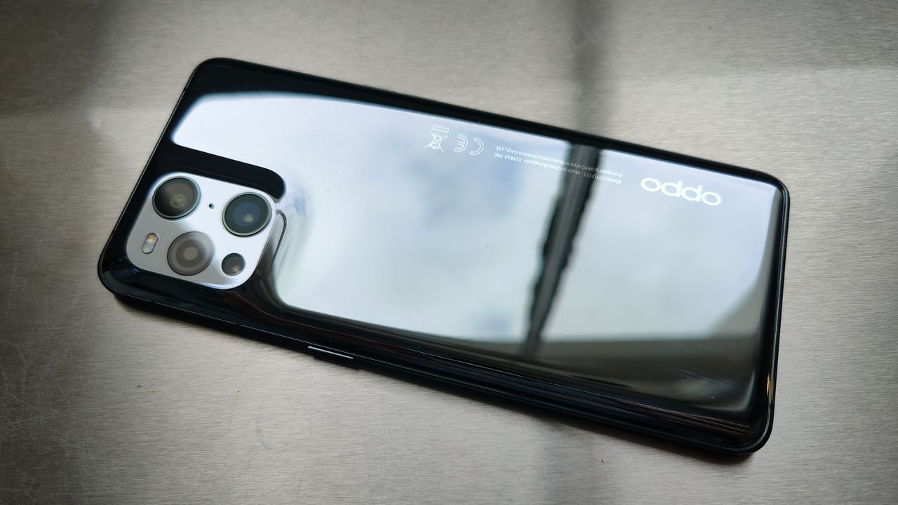 Oppo Find X3 Pro rear view