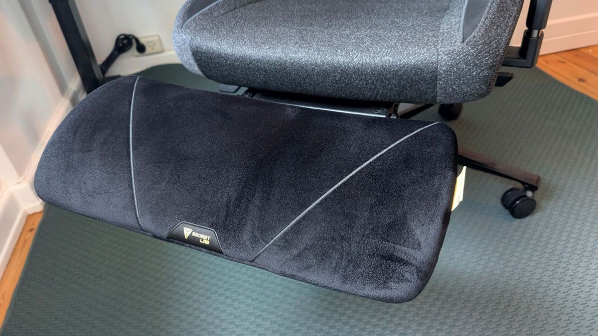 Secretlab Titan Evo med fodst&oslash;tten set t&aelig;t p&aring;, s&aring; man kan se den bl&oslash;de plysoverflade.