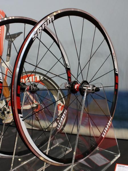 The S27 AL Comp shares the basic layout of the S30 versions but with conventional external nipples, a shallower rim and a bit more weight.
