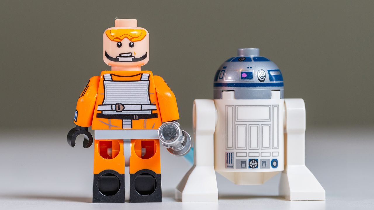 Lego UCS X-Wing Starfighter Minifigures Luke Skywalker and R2D2 from behind to show back printing