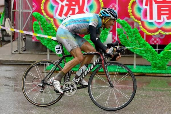 Ruslan Tleubayev (Kazakhstan) goes alone at the start of the last lap.