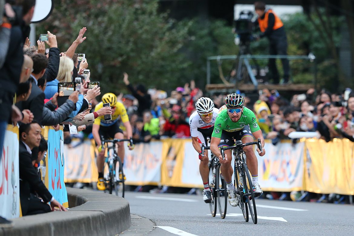 The sprint for the line at the Saitama Criterium
