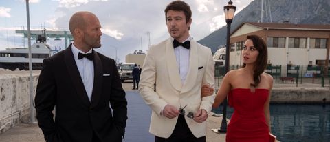 Jason Statham and Aubrey Plaza escort Josh Hartnett to a party, all well dressed, in Operation Fortune: Ruse de Guerre.