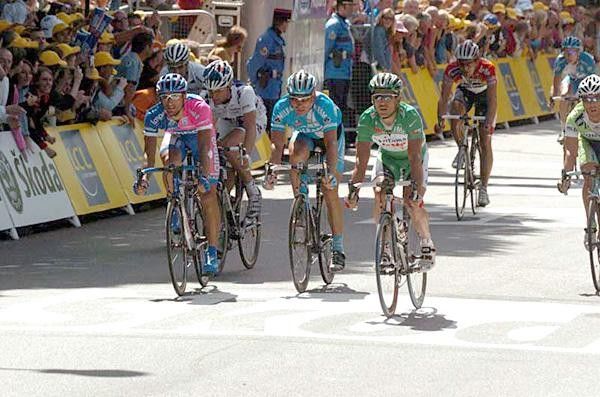 Robbie McEwen (Davitamon-Lotto) easily wins the sprint for fourth in Lorient