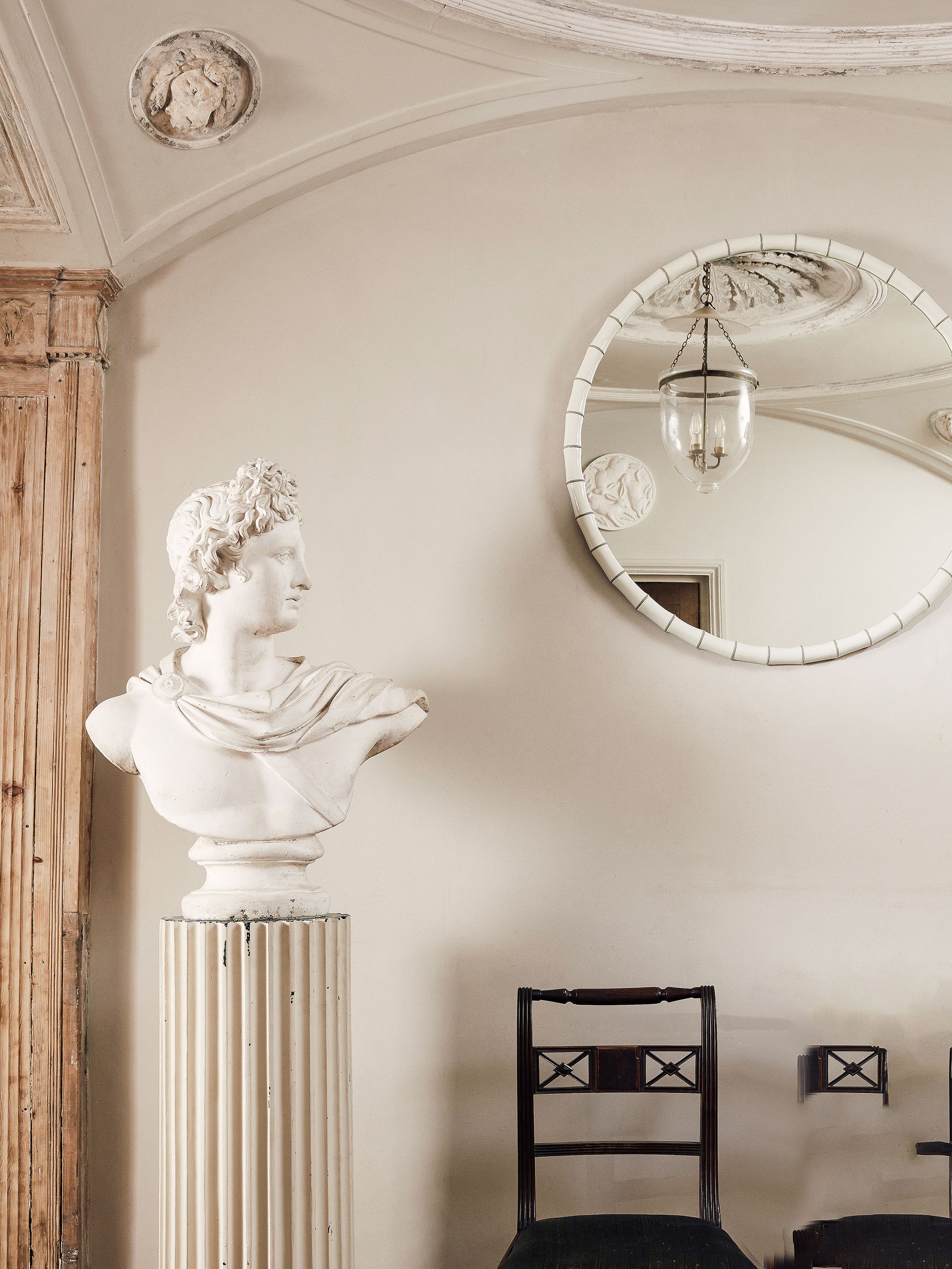 Neutral interior with a classic bust