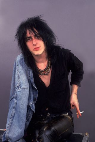 It's so easy, Izzy poses backstage in Chicago, 1987