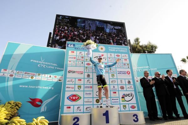 Giovanni Visconti receives the final turquoise jersey in the Tour of Turkey