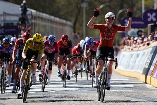 As it happened: After a crash marred final lap Scheldeprijs Women concludes with the expected bunch sprint 