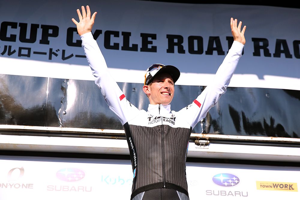 Bauke Mollema raises his arms on the podium