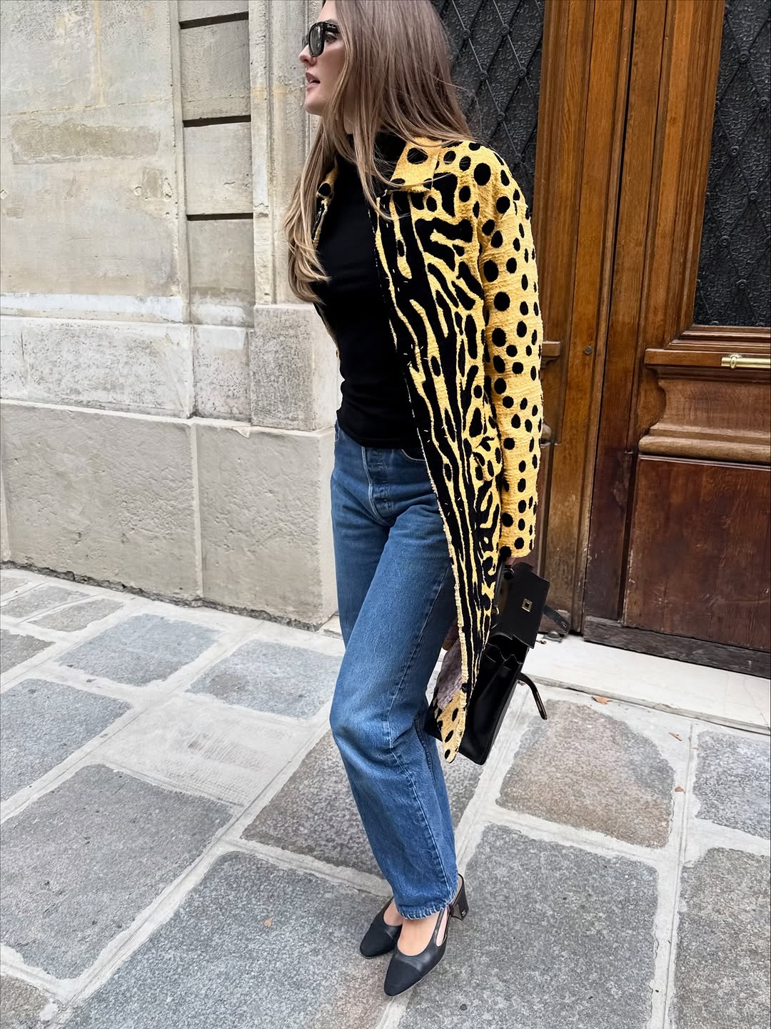 woman wearing medium wash cropped jeans trend