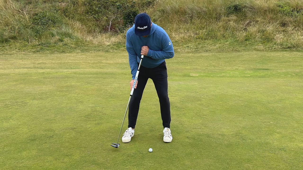 Photo of Joe Ferguson using a broomhandle putter