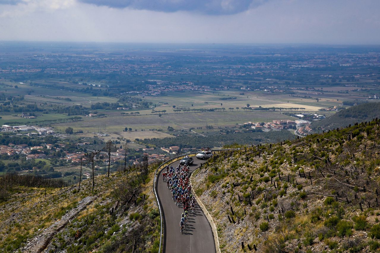 The peloton climb Monte Serra