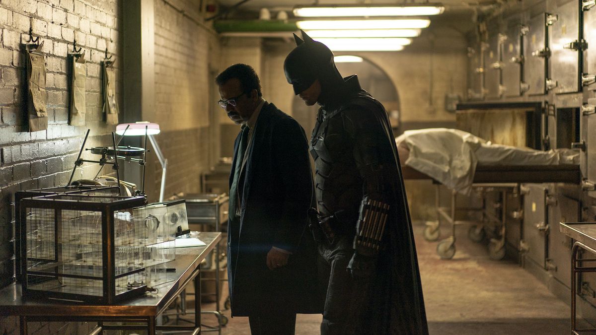 Robert Pattinson&#039;s Batman and Jeffrey Wright&#039;s James Gordon investigating crime scene