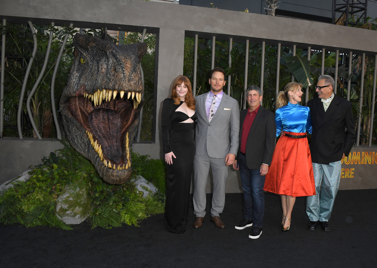 El elenco de Jurassic World: Dominion en la alfombra azul.