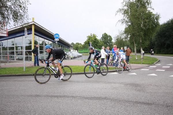 Ramunas Navardauskas (Garmin-Cervelo), Alex Dowsett (Sky) and Gianni Meersman (FDJ) escaped on the finishing circuits.