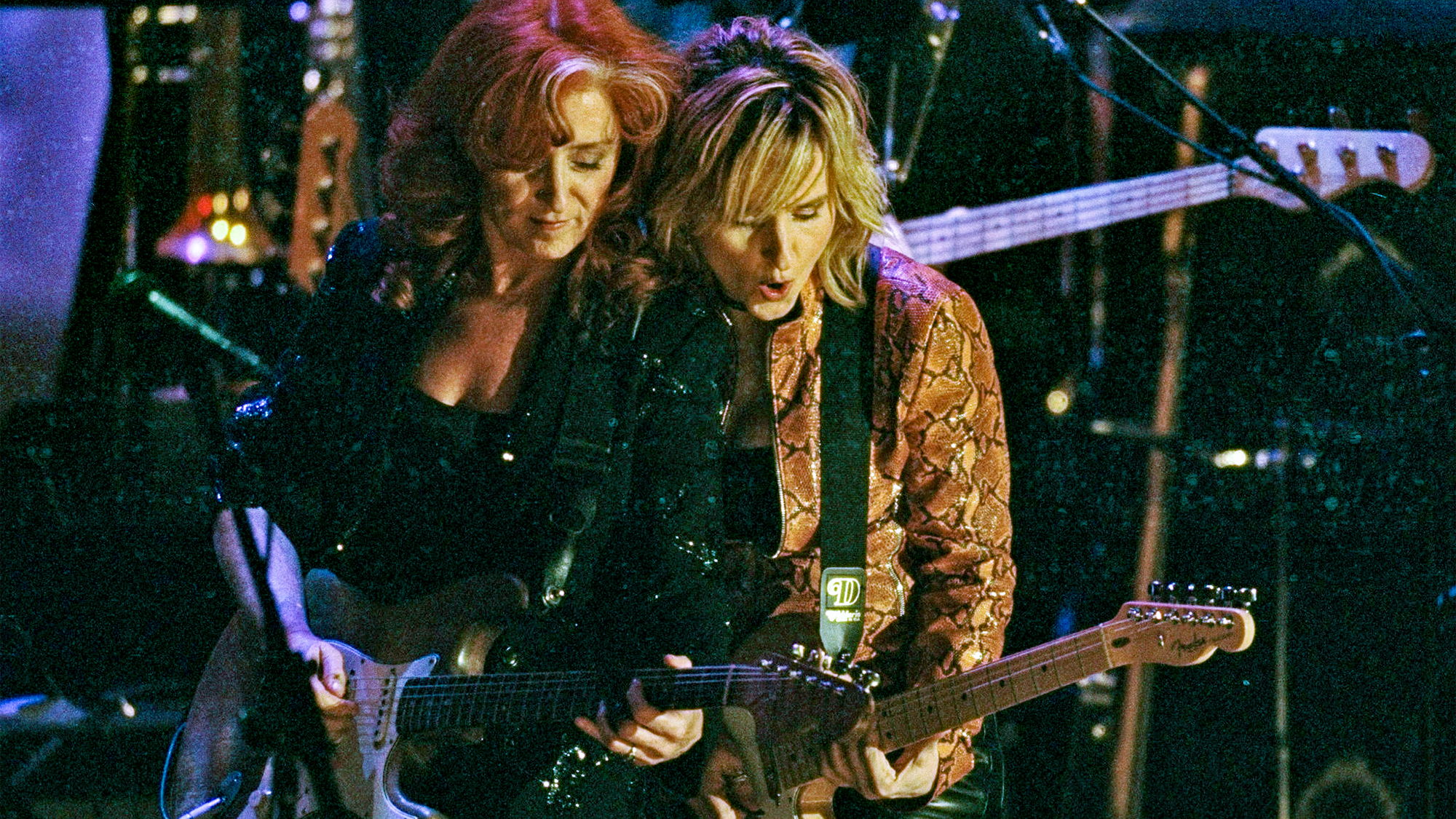 Bonnie Raitt (left) and Melissa Etheridge perform at the 15th annual Rock and Roll Hall of Fame induction ceremonies at the Waldorf-Astoria. 06 March, 2000