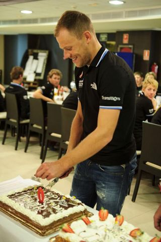 Thor Hushovd cuts his cake