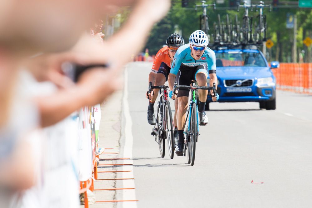 Joseph Schmalz (Elevate p/b Bicycle World) leads Evan Huffman towards the finish.