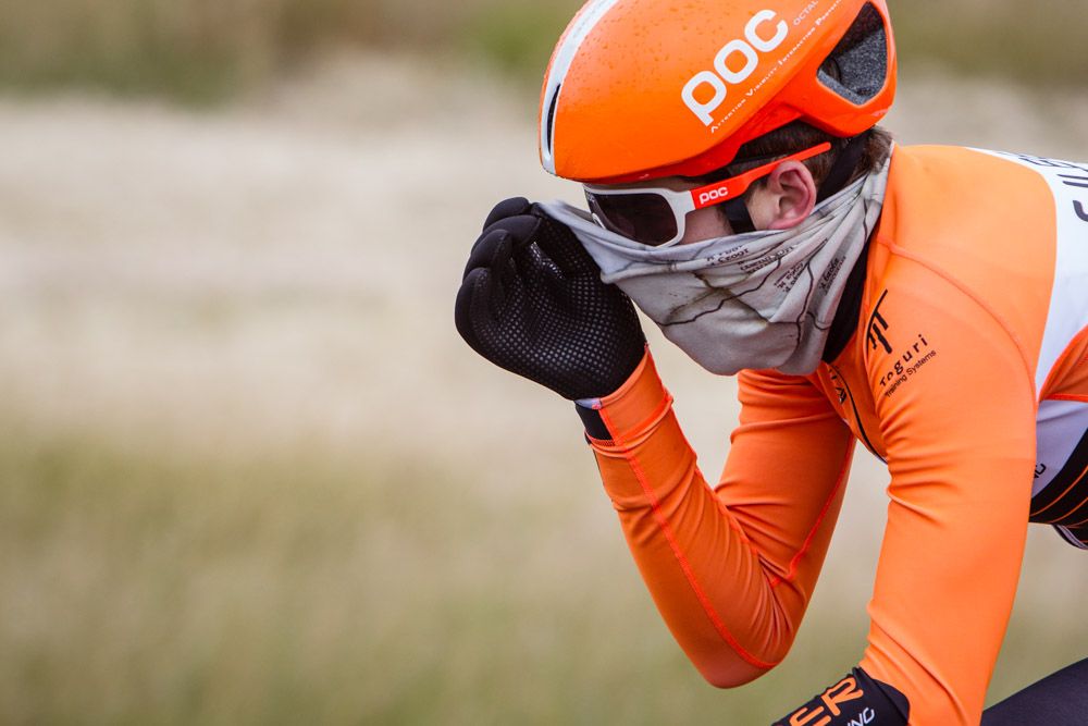 Benjamin Perry (Silber) tries to keep his face out of the cold rain