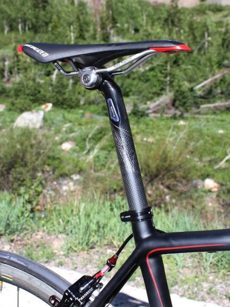 Specialized continues on with a traditional 27.2mm round seatpost, saying there is no weight or stiffness advantage with an integrated design.