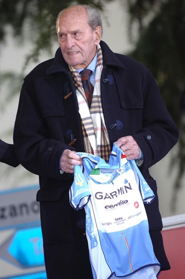 Alfredo Martini presented the race leader's jersey