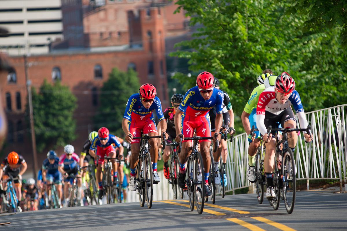 The Canel&rsquo;s team moves to the front on the climb.