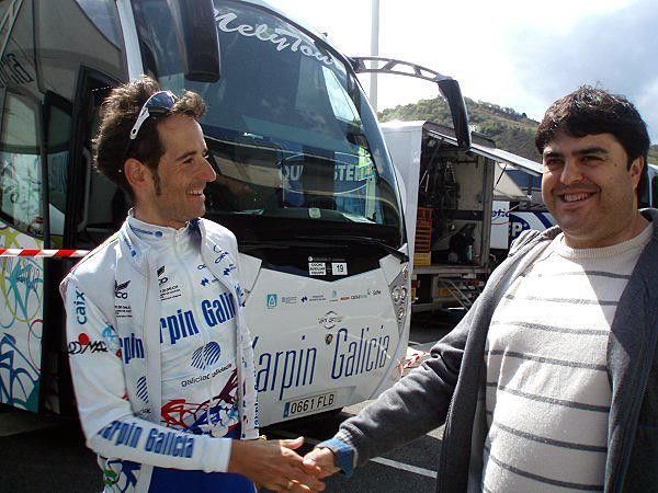 Ezequiel Mosquera Miguez (Karpin Galicia) with his former sport director Oscar Guerrero.