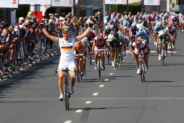 Celebration time for Ina-Yoko Teutenberg (Team Columbia-HTC), whilst Rochelle Gilmore (Lotto Belisol) and Diana Ziliute (Safi) are still sprinting for second.