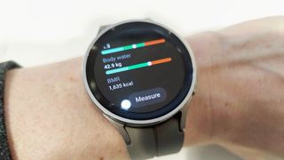 Samsung Galaxy Watch 5 Pro på et håndledd.