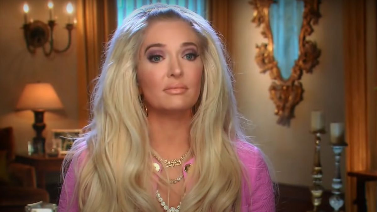 Erika Jayne lugs her own groceries amid financial woes