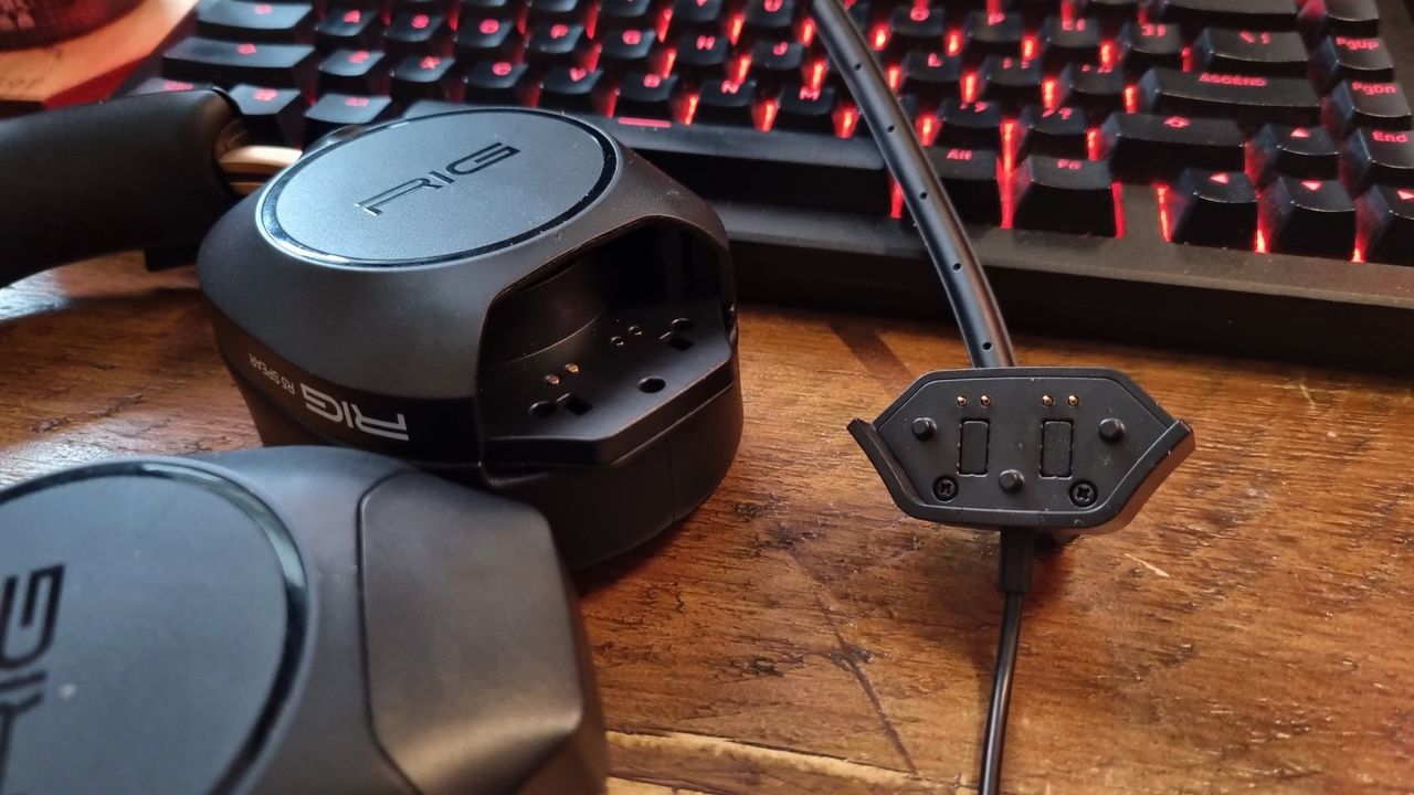 The modular swappable systems of the Rig R5 Speak Max gaming headset