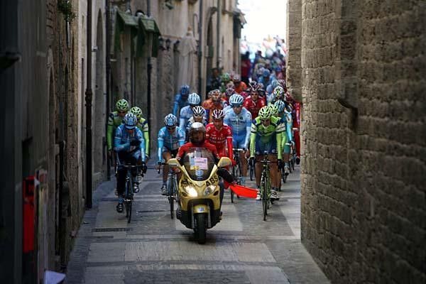 Riders roll out in the final day of the 2007 Tirreno-Adriatico