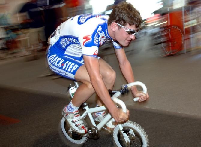 Kevin Seeldraeyers tries out a new bike