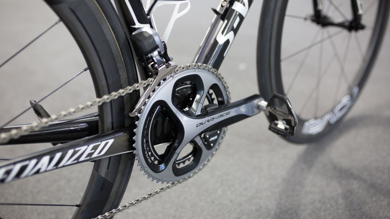 The Dura-Ace crankset is equipped with 53-39 chainrings