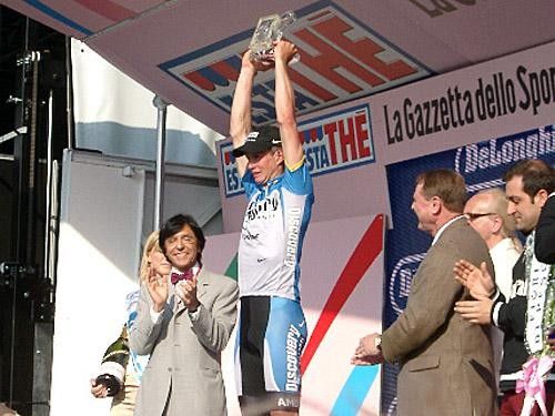 Paolo Savoldelli hoists his stage winner's trophy high