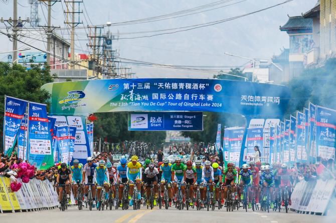 The peloton rolls out for stage 6