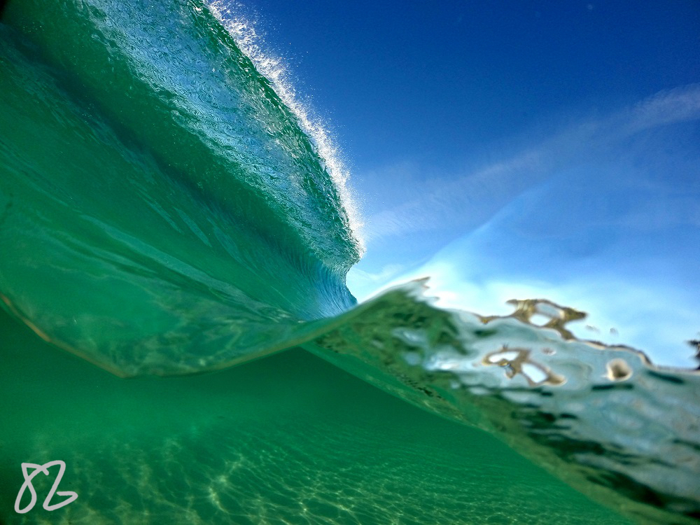 To freeze this just-about-to-break wave in all its glory, Gravem used a KNEKTUSA dome for GoPro.